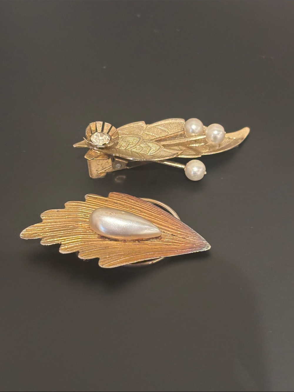 Vintage 2pc Gold Tone Pearl Jewelry Lot - Mid-Century Leaf Brooch & Hair Clip